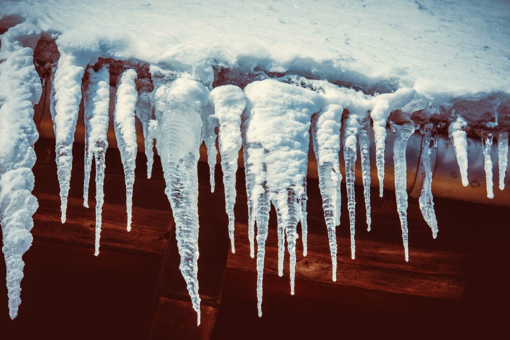 Durch Frost geplatzte Wasserleitungen richten alle jahre wieder hohe Schäden an. Doch was kann man gegen Frostschäden tun?